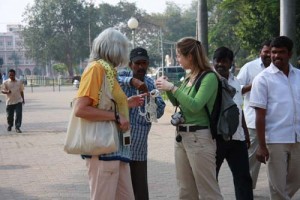 Hier ist unsere Reisegruppe am Eingang des Maharaja- Palastes in Mysore. An solchen touristisch interessanten Stellen findet man immer auch Händler, die alle erdenklichen Waren an den Mann/ die Frau bringen wollen. Hier waren es Fußkettchen und Armbänder.  