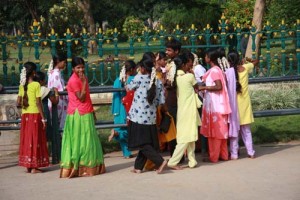 Eine Gruppe indischer Mädchen vor dem Maharajapalast  