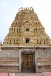 Eine Tempelanlage auf dem weiträumigen Areal des Palastgartens Mysore.  
