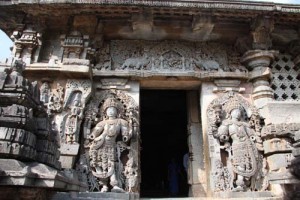 Eingang in den Hoysaleshvara-Tempel in Halebid.  
