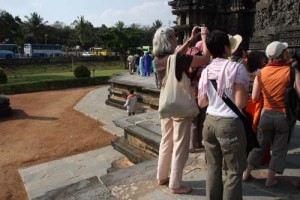  	Die Tempelanlage steht auf einem ca. 1.60m hohen Sockel, auf dem man um die Anlage herum laufen und die herrlichen Reliefs bewundern kann- ohne Geländer und doppelten Boden!  