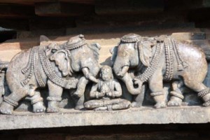 Die ganze riesige Tempelanlage ist umsäumt von mehreren Stockwerken von Reliefs in Speckstein- eines davon enthält 1000e von Elefanten- keiner soll einem anderen vollständig gleichen..  