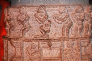 ein Relief an einer der Säulen des Jain-Tempels der 1000 Säulen (1000-Säulen-Basadi) in Mudabidri. Wir sollten die Affen rings um die Säule zählen. Nur zweien fielen die "zwei-in-einem-Figur" auf.    