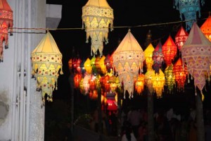 Lampions über Lampions auf dem Zugangsweg zum jährlichen Musik-Festival in Mudabidri.   